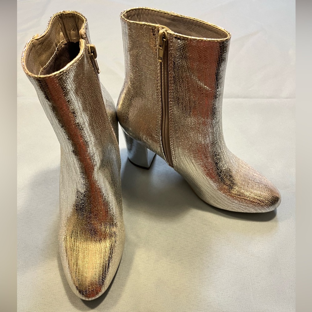 Camel Toes Silver Colored Boot in Size 7